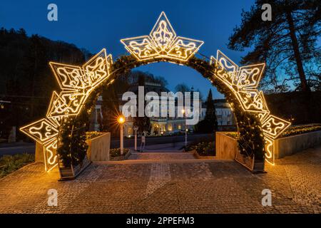 Esposizione alla luce DECOLED nel centro della città termale Mariánské Lázně (Marienbad) - colonnato principale Foto Stock