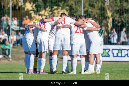 Ivancsa, Ungheria – 19 ottobre 2022. I giocatori di Ivancsa KSE si accoccolano davanti alla Coppa Ungherese turno di 32 partita Ivancsa vs Ferencvaros (3-2). Foto Stock