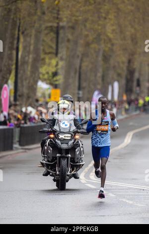 Westminster, Londra, Regno Unito. 23rd aprile 2023. Kelvin Kiptum, runner keniota per lunghe distanze, vincitore della maratona di Londra da uomo nel secondo tempo più veloce di sempre. Migliaia di persone hanno costeggiato il percorso e hanno rallegrato a gran voce quando ha attraversato Westminster. Credit: Alamy Live News Foto Stock