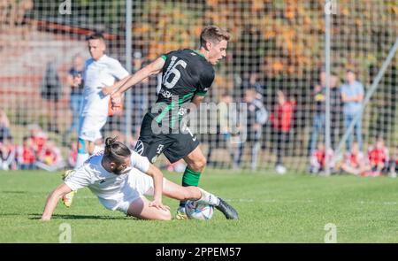 Ivancsa, Ungheria – 19 ottobre 2022. Il centrocampista di Ferencvaros Kristoffer Zachariassen e il centrocampista di Ivancsa KSE Bence Horvath durante la Coppa Ungherese Roun Foto Stock