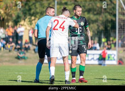 Ivancsa, Ungheria – 19 ottobre 2022. Ivancsa KSE centrocampista Bence Horvath, arbitro Marcell Derdak e centrocampista Ferencvaros Muhamed Besic durante Hung Foto Stock