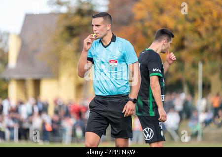 Ivancsa, Ungheria – 19 ottobre 2022. L'arbitro Marcell Derdak durante la Coppa Ungherese turno di 32 partita Ivancsa vs Ferencvaros (3-2). Foto Stock