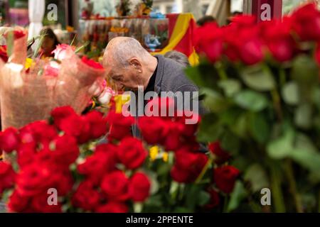 Barcellona, Spagna. 23rd Apr, 2023. Un lavoratore prepara le rose per la vendita in uno stand a Barcellona, Spagna, 23 aprile 2023. Si danno libri e rose per celebrare il giorno di Sant Jordi, patrono della Catalogna. Credit: Joan Gosa/Xinhua/Alamy Live News Foto Stock