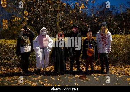 Gruppo di bambini che indossano costumi di Halloween Foto Stock