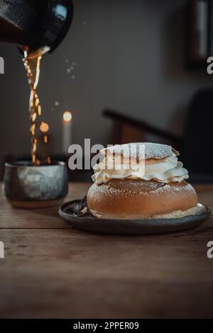 Tradizionale semla bun su piatto Foto Stock