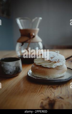 Tradizionale semla bun su piatto Foto Stock