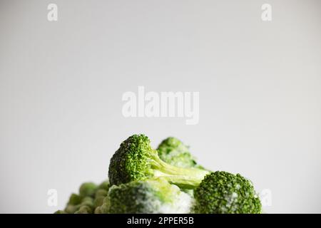 Broccoli congelati su sfondo grigio Foto Stock