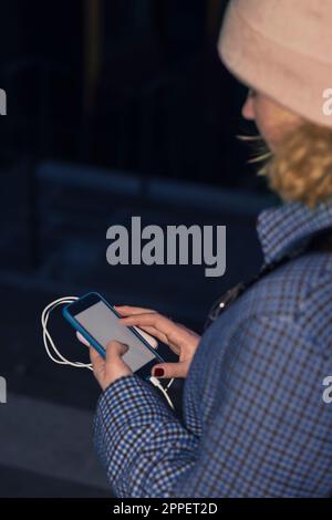 Giovane donna che usa il telefono all'aperto Foto Stock