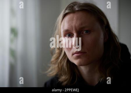 Ritratto di una donna pensierosa che guarda la macchina fotografica Foto Stock