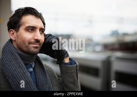 Imprenditore parlando al telefono cellulare all'aperto Foto Stock