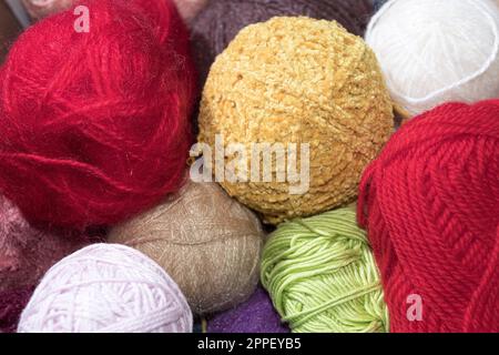 Sfere multicolore di fili di maglia. Palle di filato colorato. Filo di lana in palle, colori diversi Foto Stock