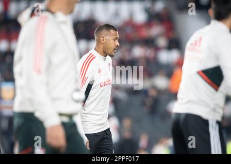 Buenos Aires, Argentina. 23rd Apr, 2023. Salomon Rondon di River Plate si scalda prima della Liga Profesional 2023 match tra River Plate e Independiente all'Estadio Mas Monumental Antonio Vespucio liberi. Punteggio finale: River Plate 2:0 Independiente Credit: SOPA Images Limited/Alamy Live News Foto Stock