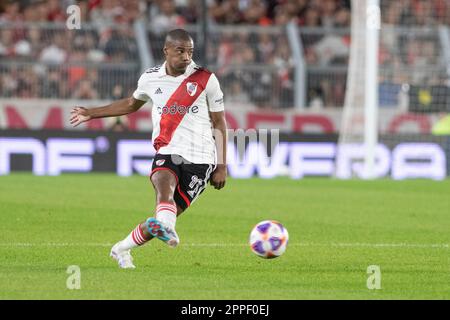 Buenos Aires, Argentina. 23rd Apr, 2023. Nicolas De la Cruz di River Plate visto in azione durante una partita Liga Profesional 2023 tra River Plate e Independiente a Estadio Mas Monumental Antonio Vespucio liberi il 23 aprile 2023 a Buenos Aires, Argentina. Punteggio finale: River Plate 2:0 Independiente (Photo by Manuel Cortina/SOPA Images/Sipa USA) Credit: Sipa USA/Alamy Live News Foto Stock