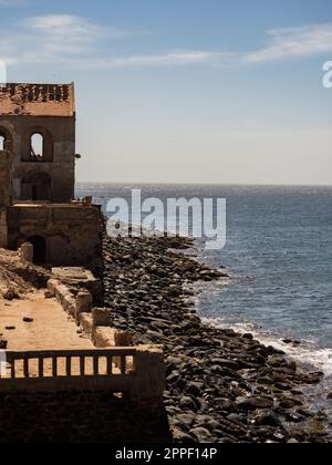 Goree, Senegal - Feb, 2019: Abbandonato vecchio edificio sul Goree isola. Gorée. Dakar, Senegal. Africa. Foto Stock