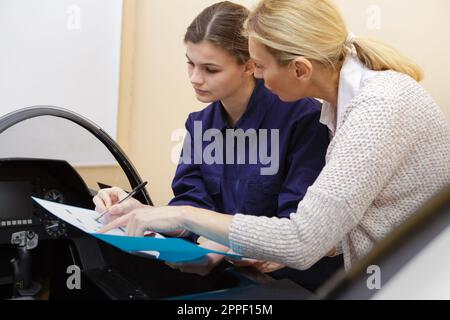 l'assemblatore di corpo di velivolo femmina che fa l'apprendistato Foto Stock