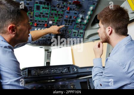 ritratto di 2 uomo in una cabina di pilotaggio Foto Stock