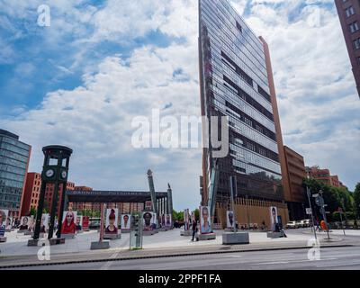 Berlino, Germania - Maggio 2022: Potsdamer Platz con i suoi semafori storici del 19th ° secolo. Europa Foto Stock