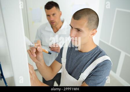 apprendista femminile pittore al lavoro Foto Stock