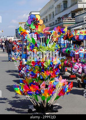 Berck-sur-mer, Francia, Kite Flying Festival, 36th anno della manifestazione internazionale. I beni dei venditori sono in vendita lungo il lungomare. Foto Stock