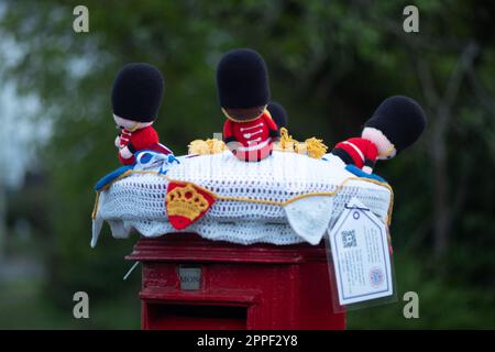 La Società segreta dei Crafters di Hertford ha decorato le parti superiori delle scatole di lettera con alcuni che celebrano l'incoronazione del re Charles III. Foto Stock