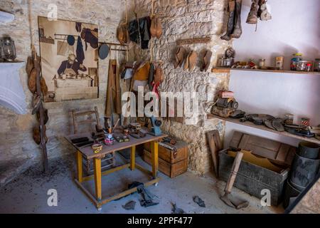 Vista interna di un laboratorio di ciottoli e museo nel villaggio di Lania, quartiere di Limassol, Cipro Foto Stock