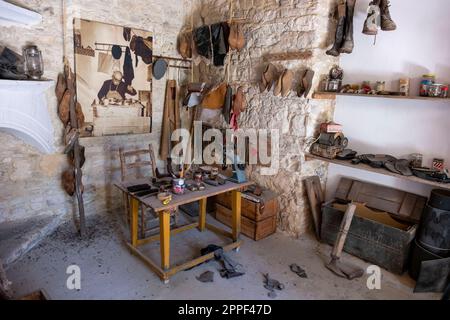 Vista interna di un laboratorio di ciottoli e museo nel villaggio di Lania, quartiere di Limassol, Cipro Foto Stock