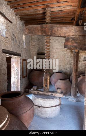 Vecchio enoteca nel Museo di stoccaggio Commandaria nel villaggio di Lania. Distretto di Limassol, Cipro Foto Stock