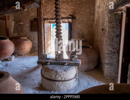 Vecchio enoteca nel Museo di stoccaggio Commandaria nel villaggio di Lania. Distretto di Limassol, Cipro Foto Stock