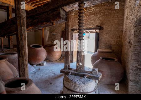 Vecchio enoteca nel Museo di stoccaggio Commandaria nel villaggio di Lania. Distretto di Limassol, Cipro Foto Stock