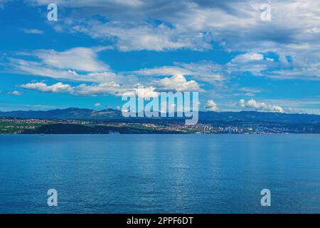 Rijeka, città sulla costa croata del mare Adriatico visto dalla costa del golfo del Quarnero e la città di Lovran Foto Stock