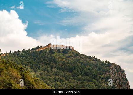 Vista del castello di Alanya dalla spiaggia di Cleopatra in una giornata di sole Foto Stock