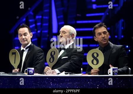 Foto del file datata 20-01-2012 di (a sinistra di right0 giudici Craig Revel Horwood, Len Goodman e Bruno Tonioli durante la prova di vestito finale per l'apertura del 'Strictly come Dancing Live Tour' al NIA, Birmingham. L'ex giudice Strictly come Dancing Len Goodman è morto di 78 anni, ha detto il suo agente. Data di emissione: Lunedì 24 aprile 2023. Foto Stock