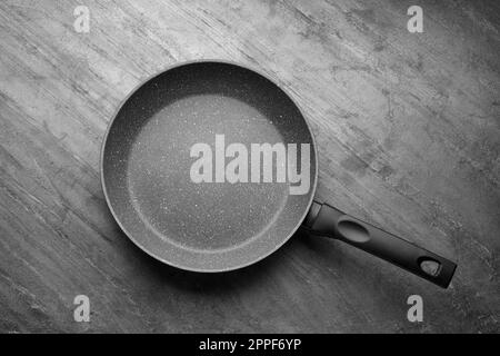 Nuova padella antiaderente sul tavolo grigio, vista dall'alto Foto Stock
