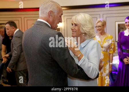 Foto del file datata 05-09-2019 della Duchessa di Cornovaglia con Len Goodman durante una celebrativa danza del tè al Victory Services Club di Londra per celebrare il 90th° anniversario del British Dance Council. L'ex giudice Strictly come Dancing Len Goodman è morto di 78 anni, ha detto il suo agente. Data di emissione: Lunedì 24 aprile 2023. Foto Stock