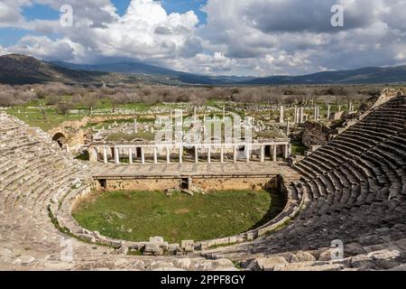 Lo Stadio di Afrodisias, in Turchia, è una struttura notevole e ben conservata che risale all'epoca romana. Con una capienza di 30.000 persone, è stato uno degli stadi più grandi del mondo antico e ha svolto un ruolo vitale nella vita sportiva e culturale della città. Foto Stock