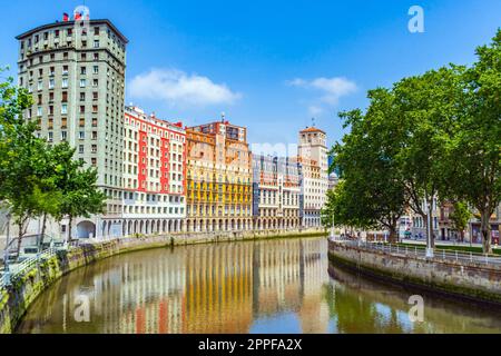 Alti edifici di appartamenti lungo il fiume Nervion, Bilbao, Spagna. Argine del fiume Nervion a Bilbao Foto Stock