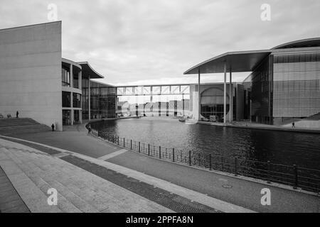 Berlino, Germania - 18 aprile 2023 : Vista del distretto governativo e del fiume Sprea a Berlino Germania Foto Stock