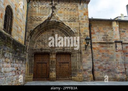 Facciata e cancelli, vecchie porte in legno Cattedrale di Santiago, Bilbao, Spagna. Catedral de Santiago de Bilbao Foto Stock