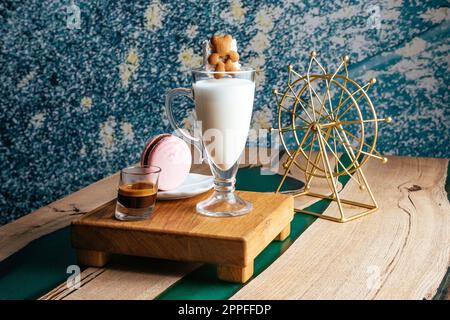 amaretti e caffè in un bicchiere trasparente Foto Stock