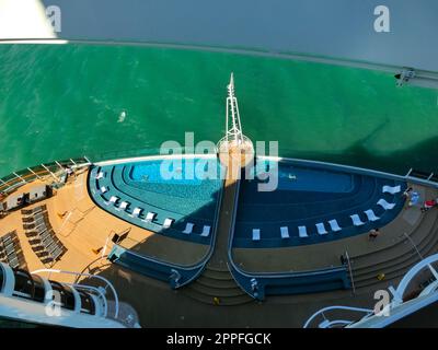 Miami, USA - 4 maggio 2022: La tranquilla area piscina per adulti presso la nuova nave da crociera o la nuova ammiraglia della MSC Seashore Foto Stock