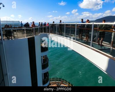 Ponte di vetro sulla nave da crociera Foto Stock