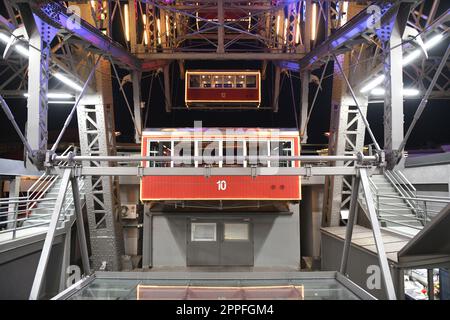 Riesenrad am Abend im groÃŸen VergnÃ¼gungspark 'Prater' a Wien, Ã–sterreich, Europa - ruota panoramica la sera nel grande parco divertimenti 'Prater' a Vienna, Austria, Europa. Foto Stock