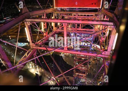 Riesenrad am Abend im groÃŸen VergnÃ¼gungspark 'Prater' a Wien, Ã–sterreich, Europa - ruota panoramica la sera nel grande parco divertimenti 'Prater' a Vienna, Austria, Europa. Foto Stock