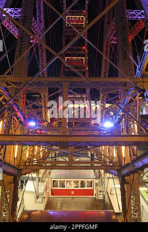 Riesenrad am Abend im groÃŸen VergnÃ¼gungspark 'Prater' a Wien, Ã–sterreich, Europa - ruota panoramica la sera nel grande parco divertimenti 'Prater' a Vienna, Austria, Europa. Foto Stock