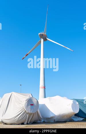 Deposito per componenti di turbine eoliche del produttore Enercon nel porto di Magdeburg Foto Stock