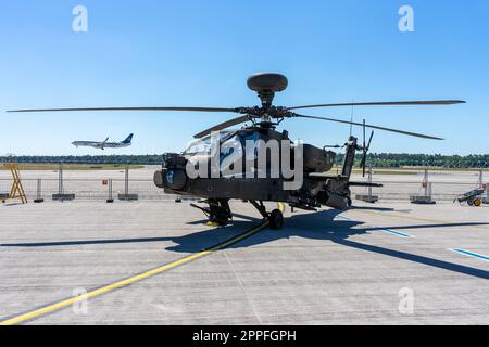 BERLINO, GERMANIA - 23 GIUGNO 2022: Attacco elicottero Boeing AH-64D Apache Longbow. Esercito DEGLI STATI Uniti. Mostra Ila Berlin Air Show 2022 Foto Stock