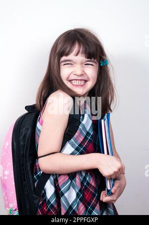 Bambina la lettura di un libro a casa Foto Stock