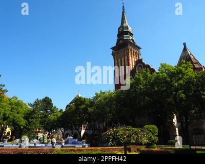 Subotica, Serbia 12 settembre 2021. Fontana blu nella piazza accanto al Municipio. Parti in ceramica blu con monogrammi. Una fontana funzionante con spruzzi d'acqua. Giornata estiva di sole vicino alle acque blu. Foto Stock