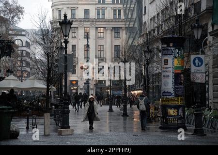 Budapest, Ungheria - 07 gennaio 2019: Strada della città vecchia in un giorno piovoso Foto Stock