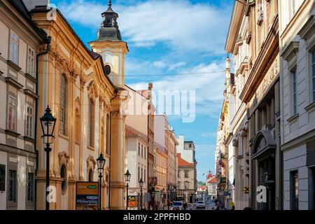 Pilsen (Plzen), Repubblica Ceca - 27 maggio 2018: Via Bedrich Smetany con St. Chiesa di Ann Foto Stock